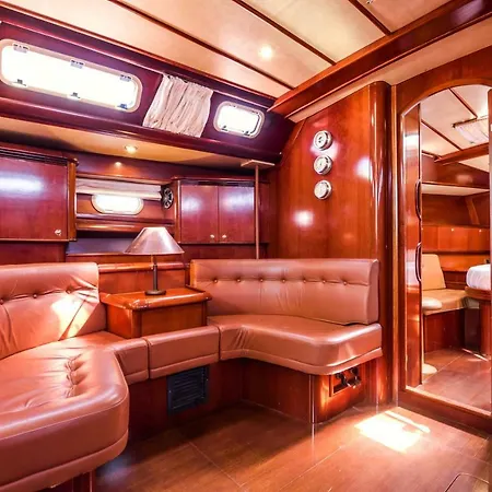 Boat Aiolis Botel *