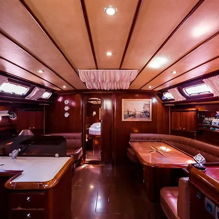 Boat Aiolis Bateau-hôtel *